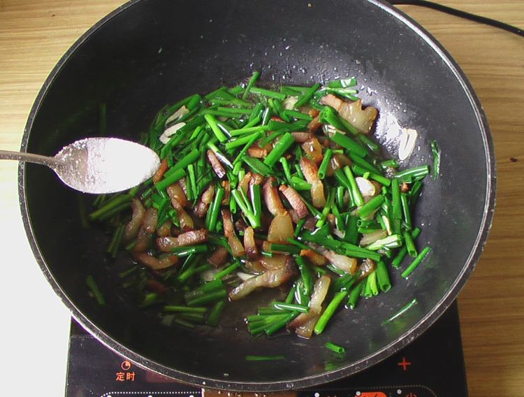嫩葱爆腊肉步骤8