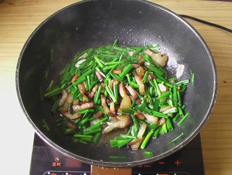 嫩葱爆腊肉步骤7