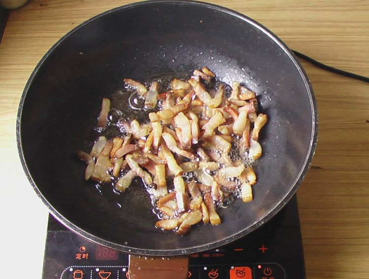嫩葱爆腊肉步骤5