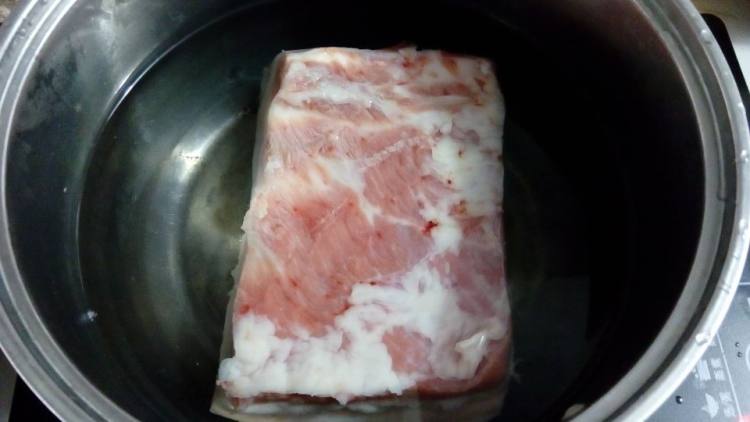回锅肉炒盐豇豆步骤1
