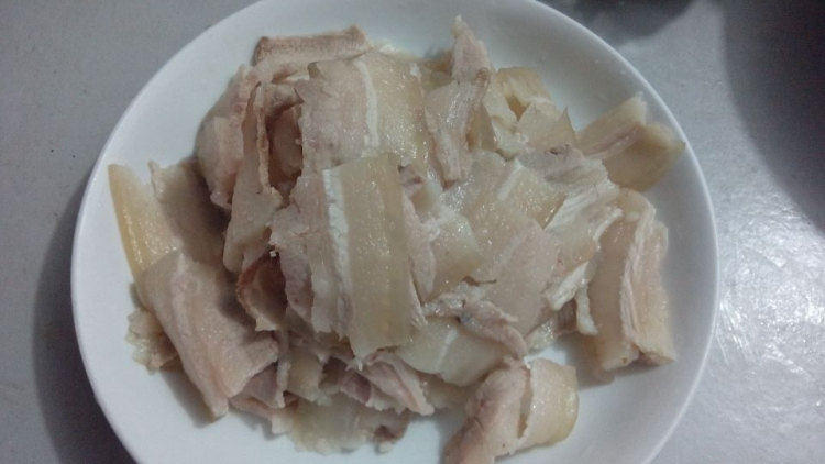 回锅肉炒盐豇豆步骤2