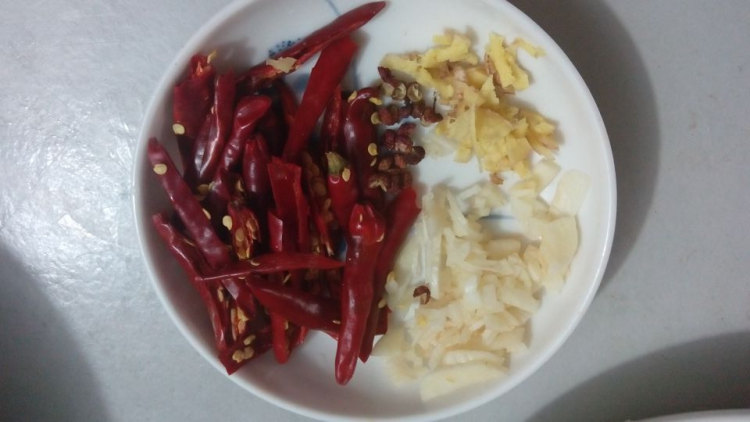 回锅肉炒盐豇豆步骤4