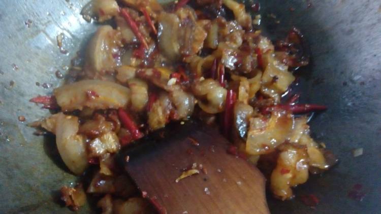 回锅肉炒盐豇豆步骤5