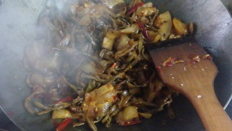回锅肉炒盐豇豆步骤6