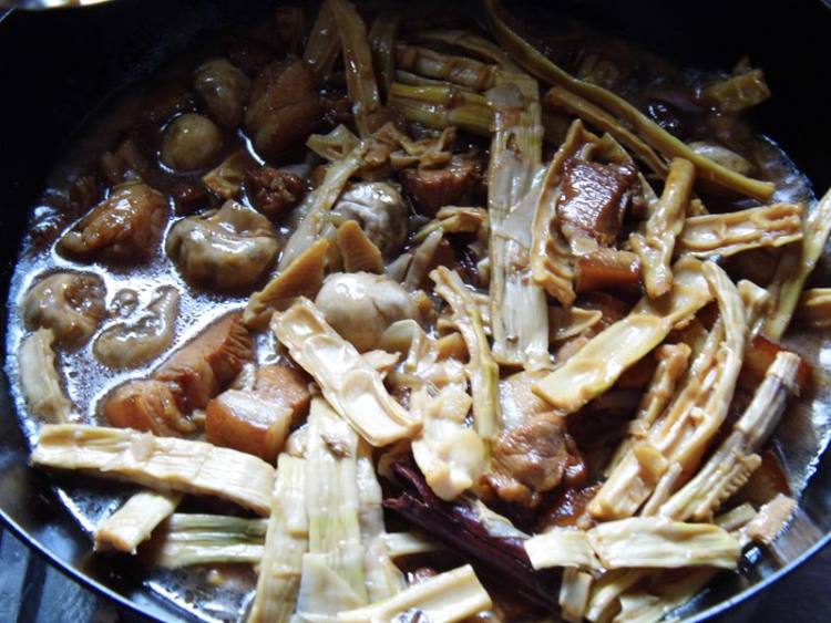 笋干红烧肉步骤9