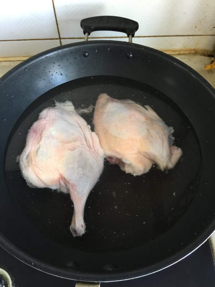 川味鸭腿炖土豆步骤1