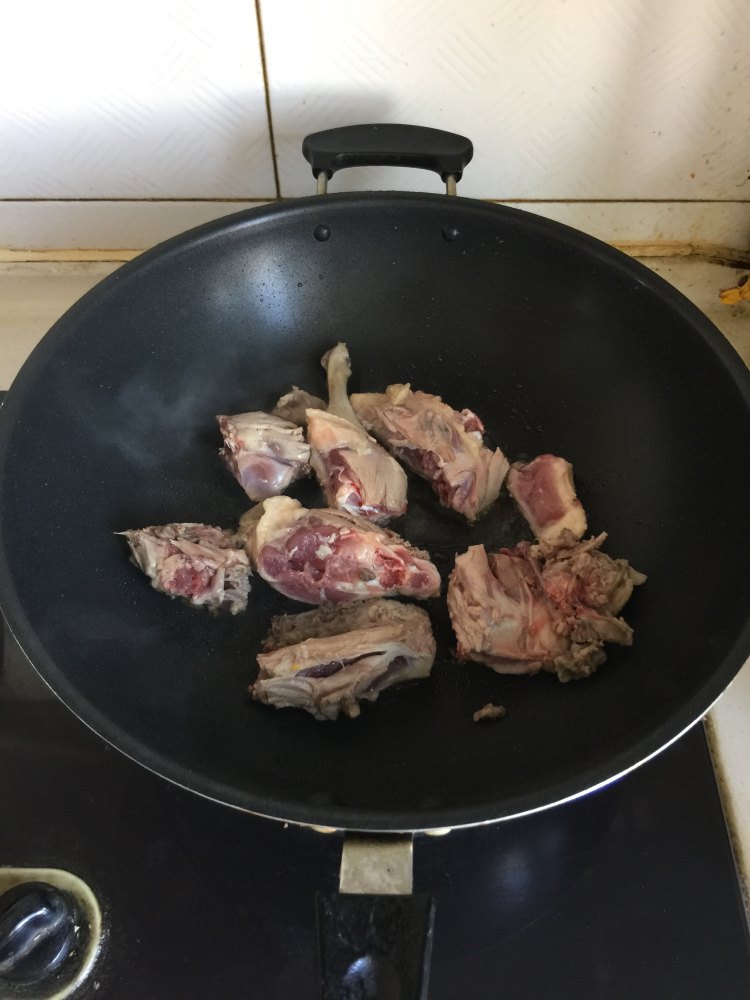川味鸭腿炖土豆步骤2