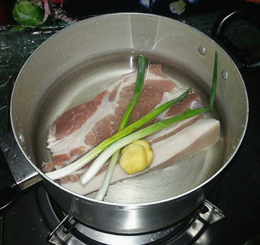 蒜苗回锅肉步骤1
