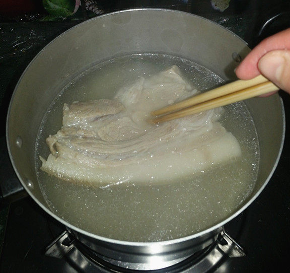 蒜苗回锅肉步骤2
