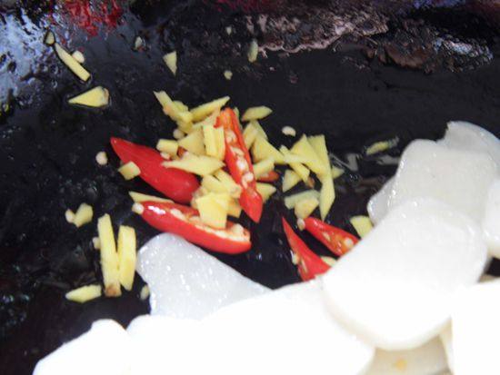 腊肉煸年糕步骤7