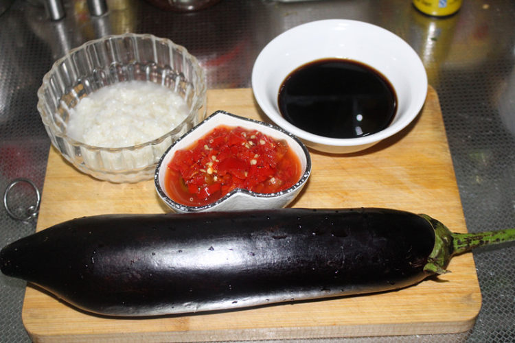 糖醋剁椒茄子步骤1