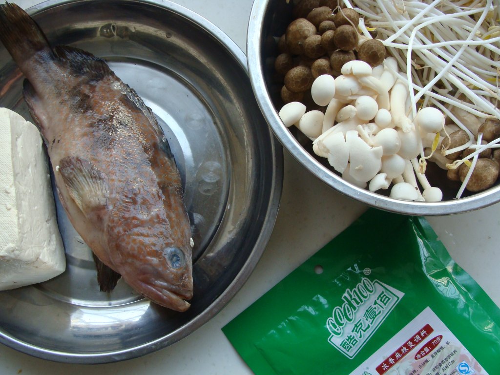 麻辣豆腐炖鱼步骤1