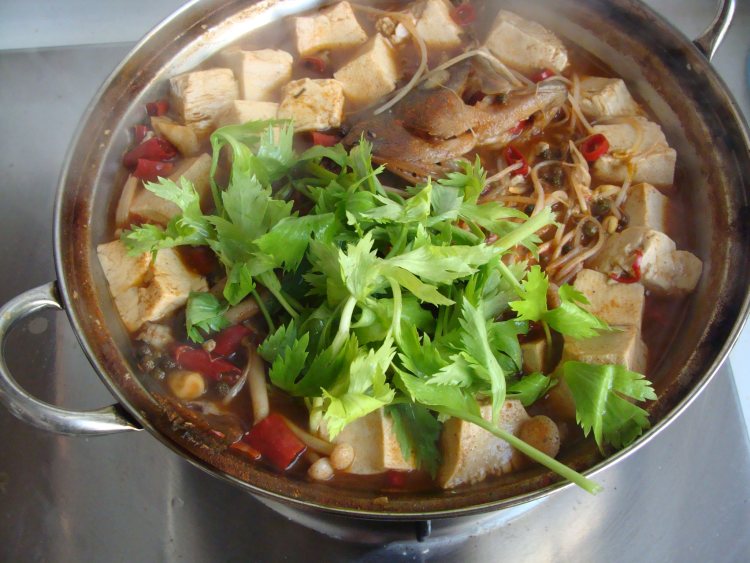 麻辣豆腐炖鱼步骤9