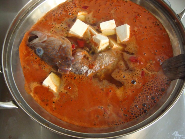 麻辣豆腐炖鱼步骤5