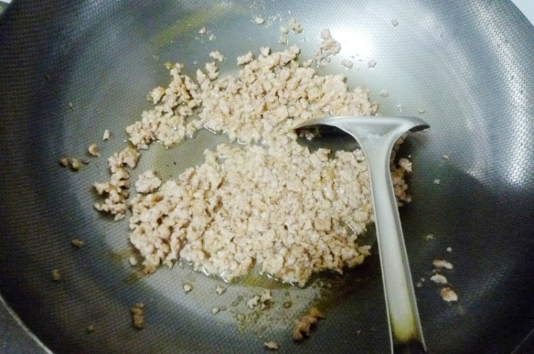 酸豆角炒肉末步骤3
