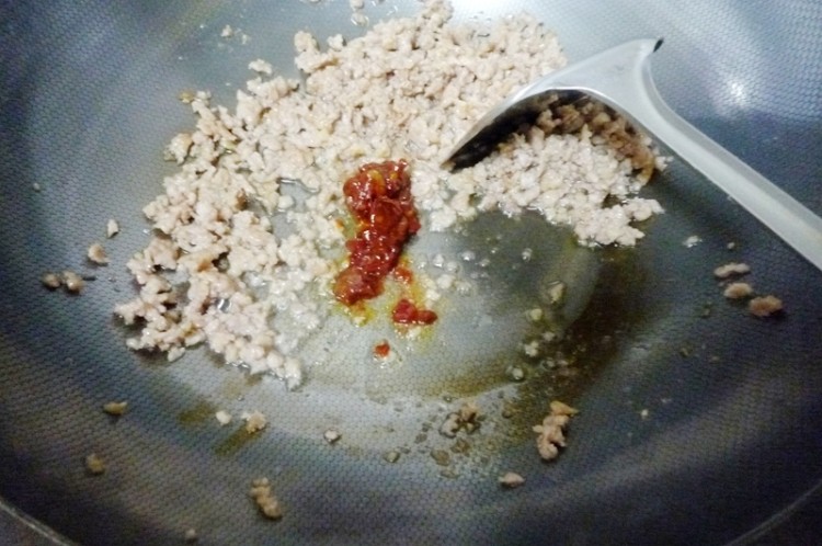 酸豆角炒肉末步骤4