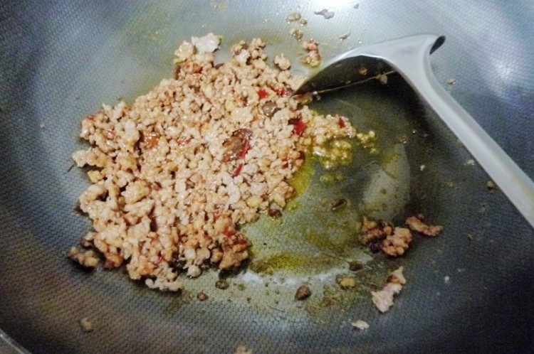 酸豆角炒肉末步骤5