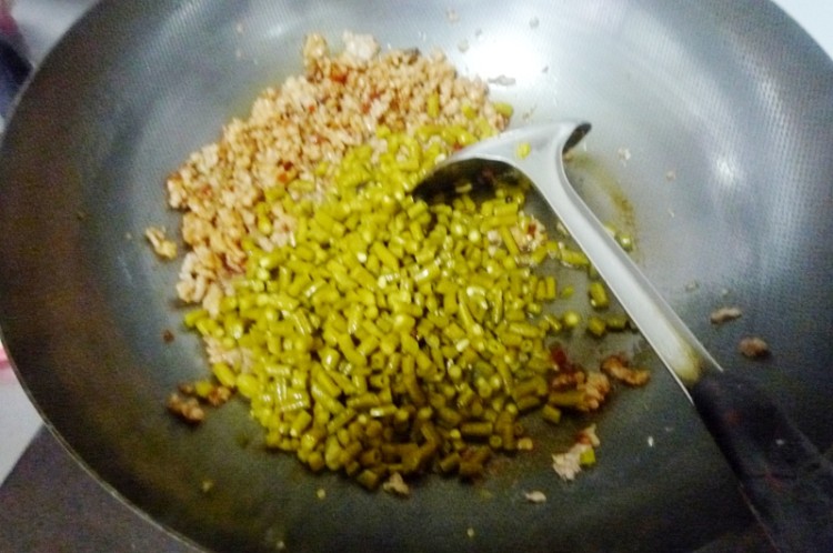 酸豆角炒肉末步骤6
