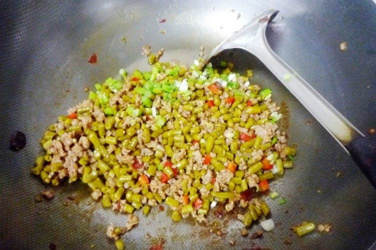酸豆角炒肉末步骤7