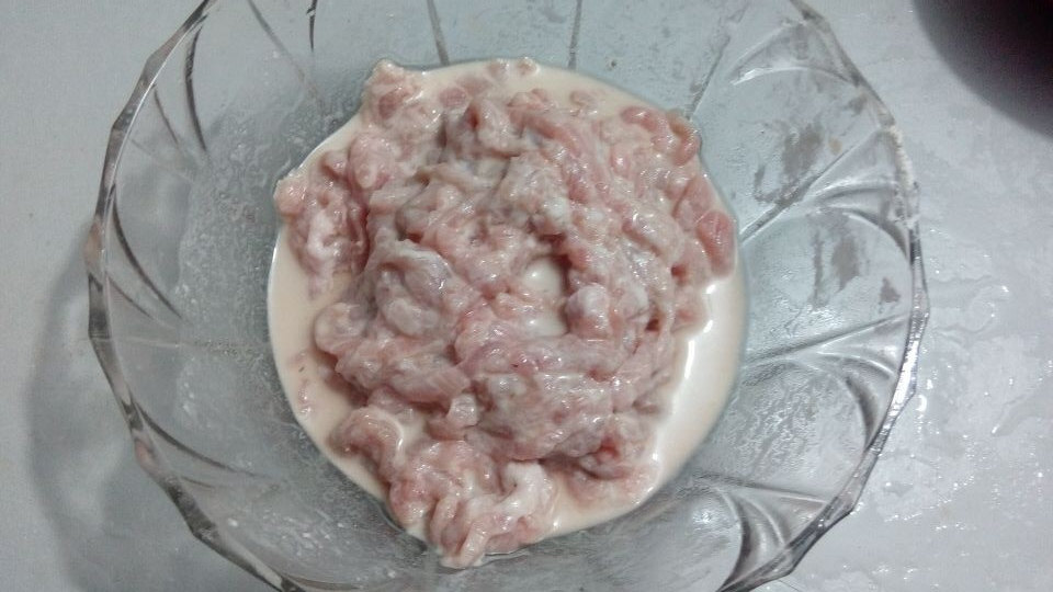 藠头炒肉丝步骤1
