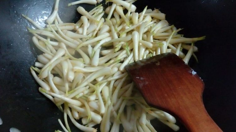 藠头炒肉丝步骤4