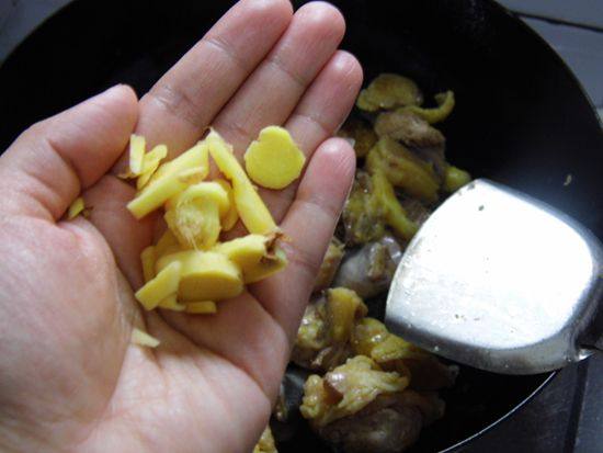 黄焖土鸡砂锅煲步骤3