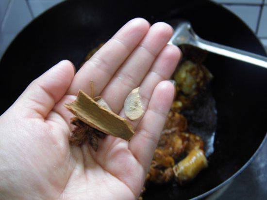 黄焖土鸡砂锅煲步骤4