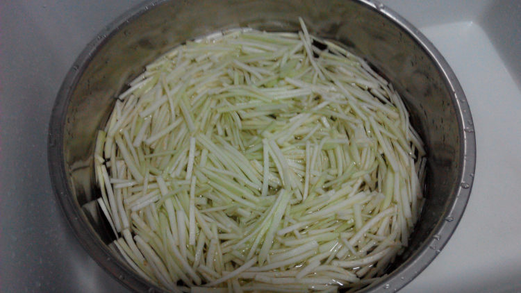 芥末生椒拌茄丝步骤3