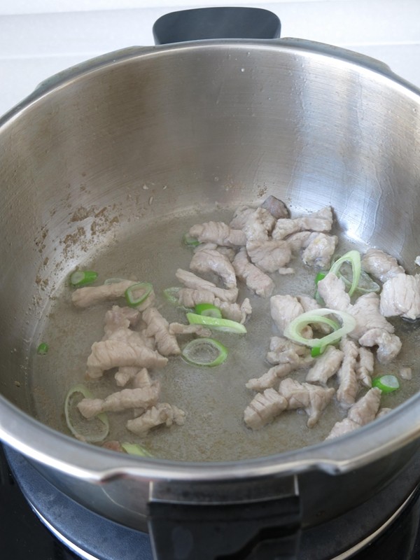泡菜炒肉步骤4