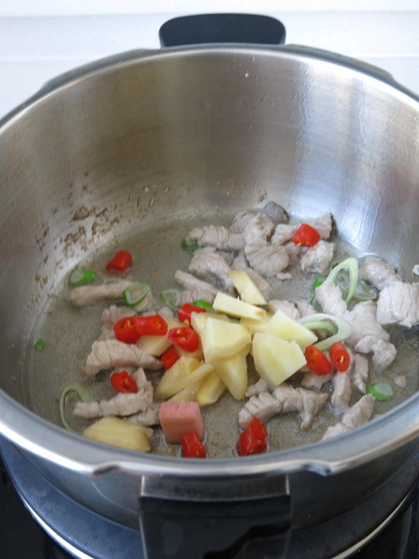 泡菜炒肉步骤5