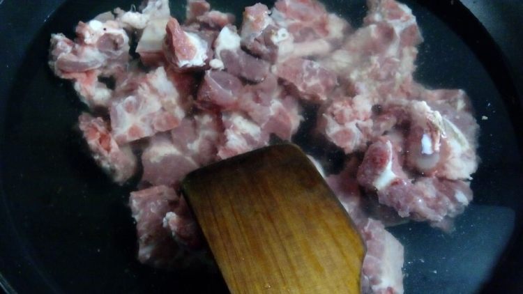 土豆烧排骨步骤1