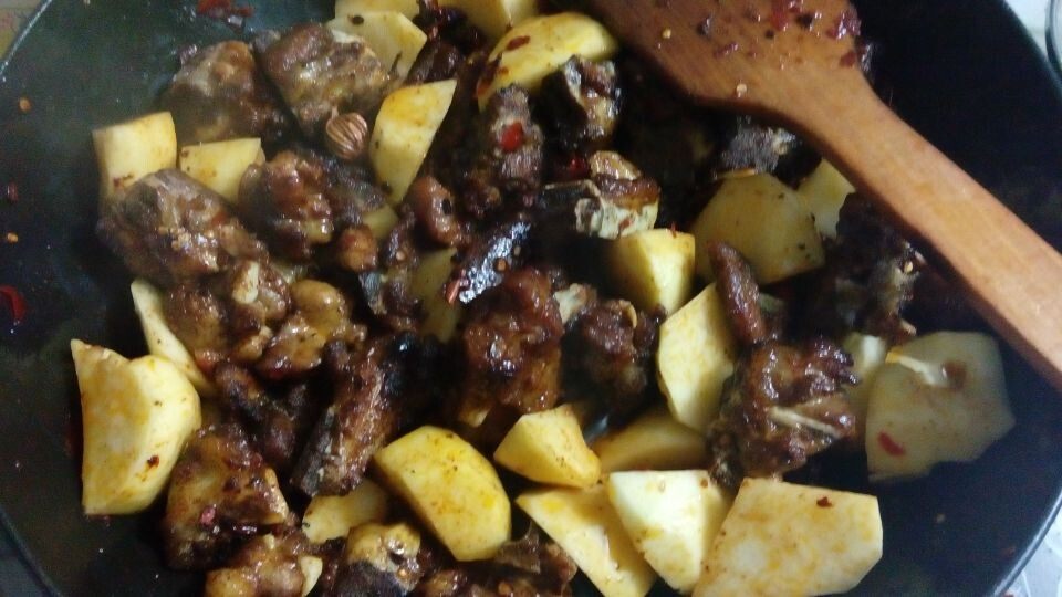 土豆烧排骨步骤7