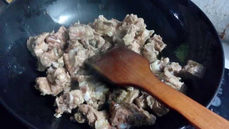 土豆烧排骨步骤5