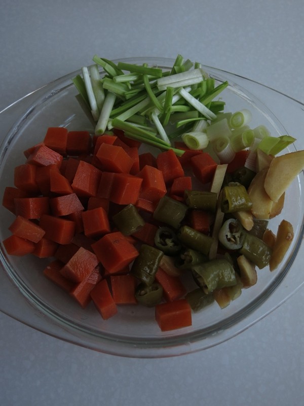 鸡丁炒泡菜步骤3