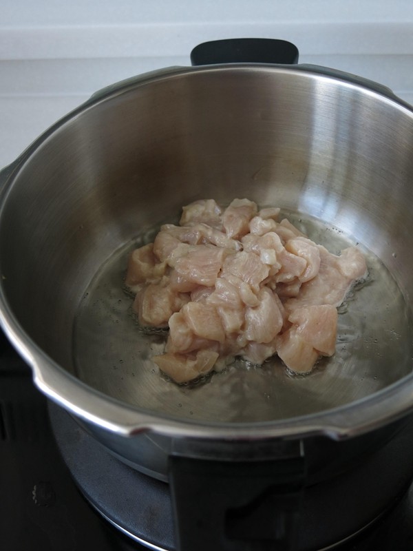 鸡丁炒泡菜步骤4