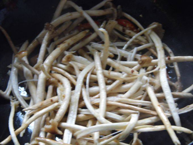 干煸茶树菇步骤7