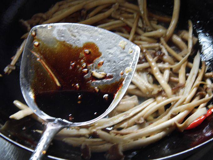干煸茶树菇步骤8