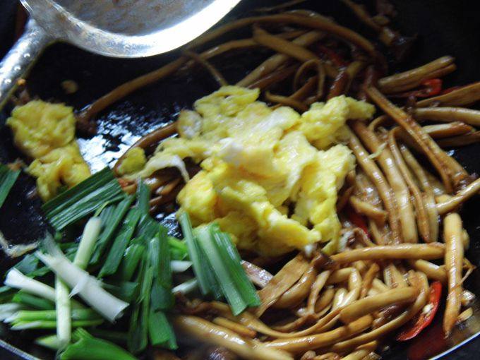 干煸茶树菇步骤9