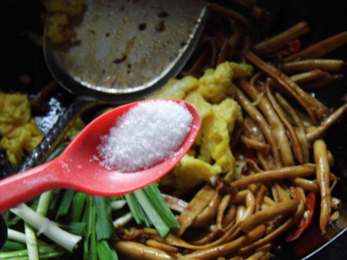 干煸茶树菇步骤10