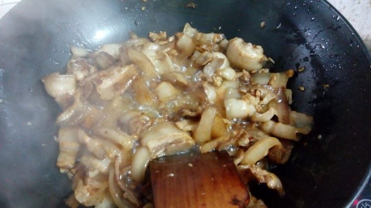 盐菜炒肉步骤5