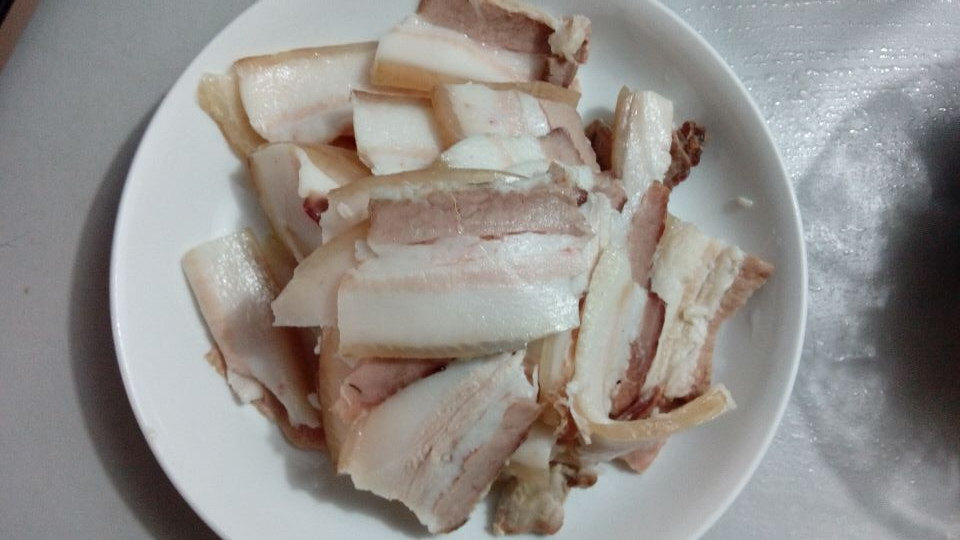 盐菜炒肉步骤1