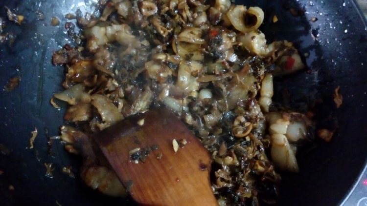 盐菜炒肉步骤6