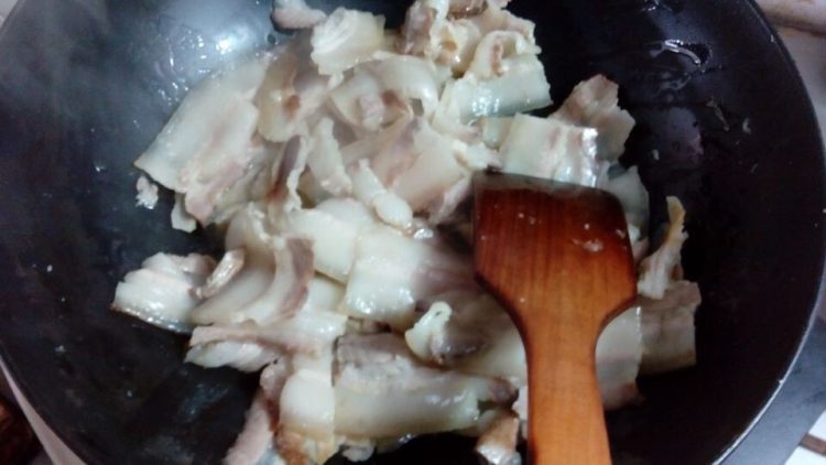 盐菜炒肉步骤4