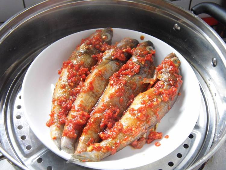 蒜蓉辣酱蒸南极鱼步骤9
