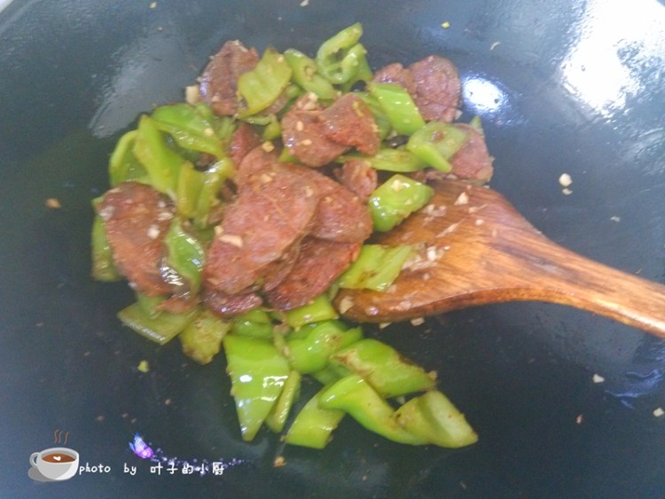 尖椒炒腊肠步骤7