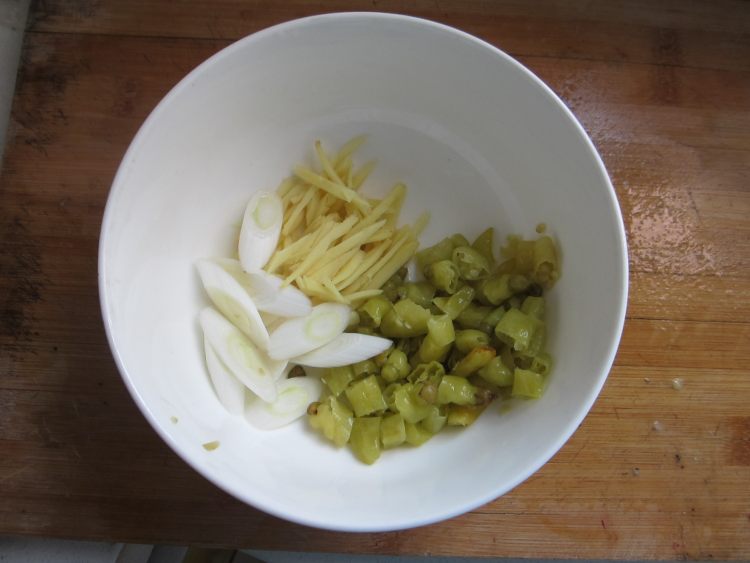 泡椒酸菜鱼步骤3