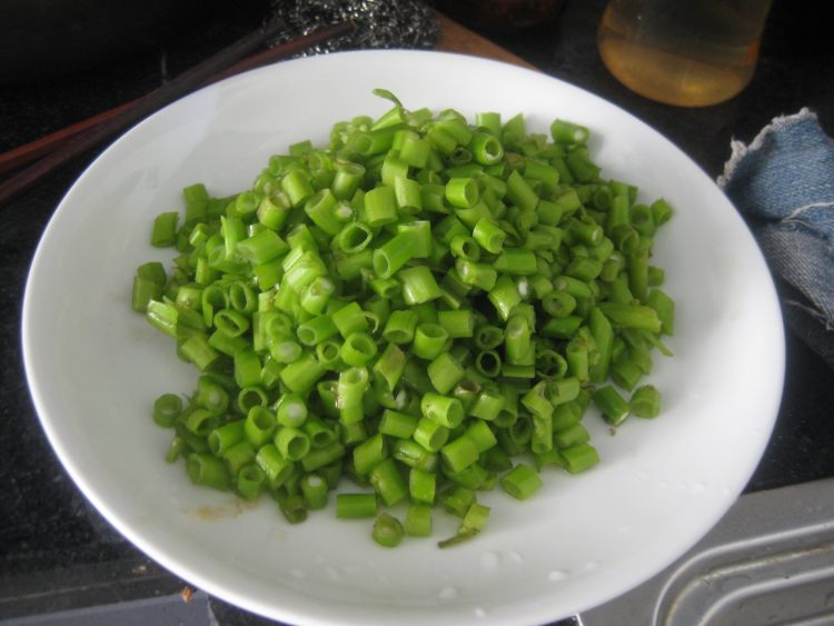 炝炒空心菜梗步骤1