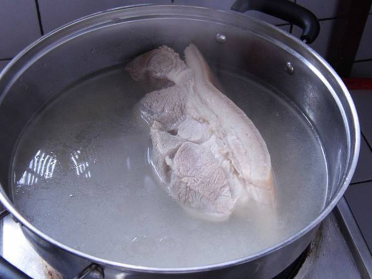 泡菜回锅肉步骤1