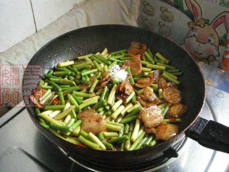 蒜苔回锅肉步骤9