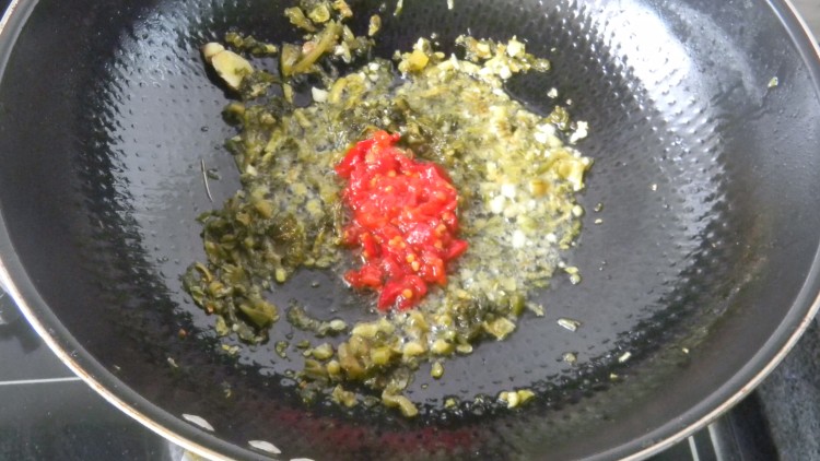 盐酸菜煮黄腊丁步骤4